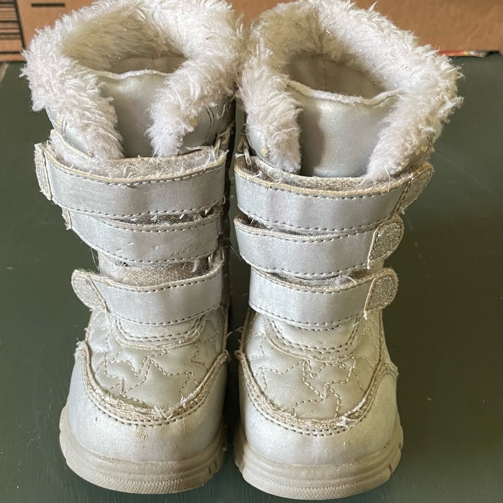 The Children's Place Silver Toddler Girl Boots (size 5) with Faux Fur